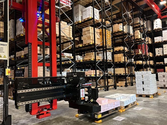 Robot Palletising in Warehouse Automation